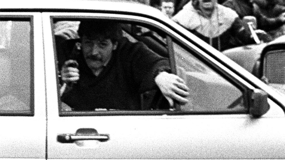 Мартин Нангл сделал снимок капрала Дерека Вуда, выходящего из машины с пистолетом в руке