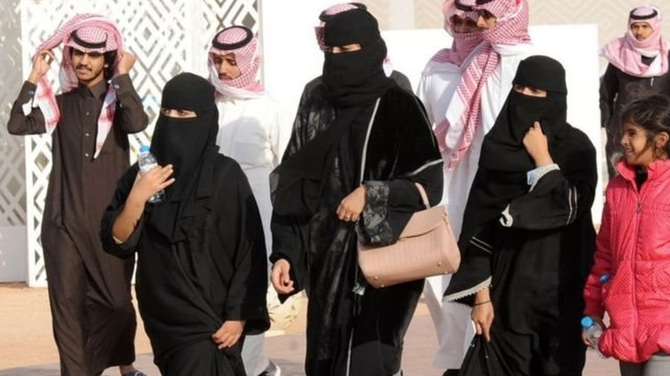 المرأة السعودية يتعين عليها ارتداء العباءة في الأماكن العامة بموجب القانون