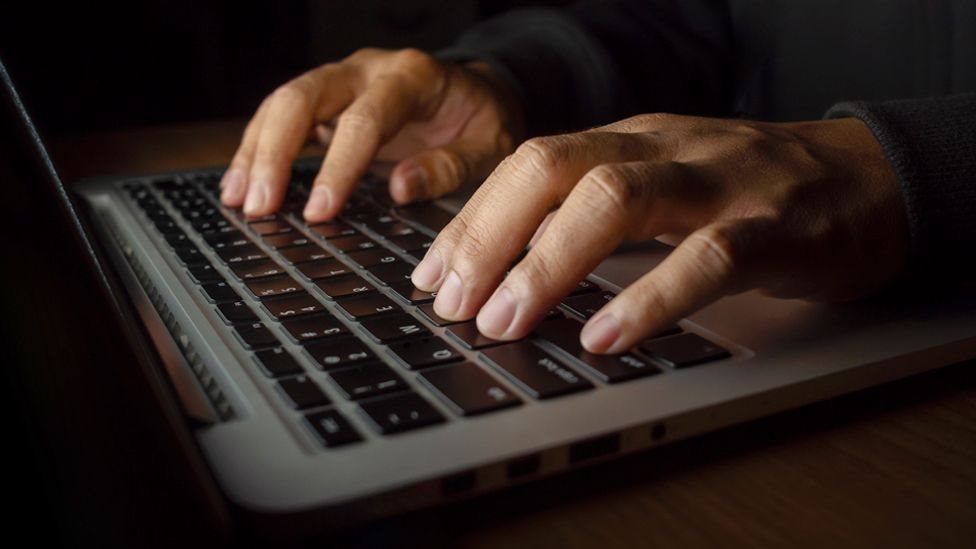 العملات الرقمية: كيف تمكن قراصنة من كوريا الشمالية من سرقة 400 مليون دولار من الأصول الرقمية؟ 1 صورة متخيلة لقرصان إلكتروني