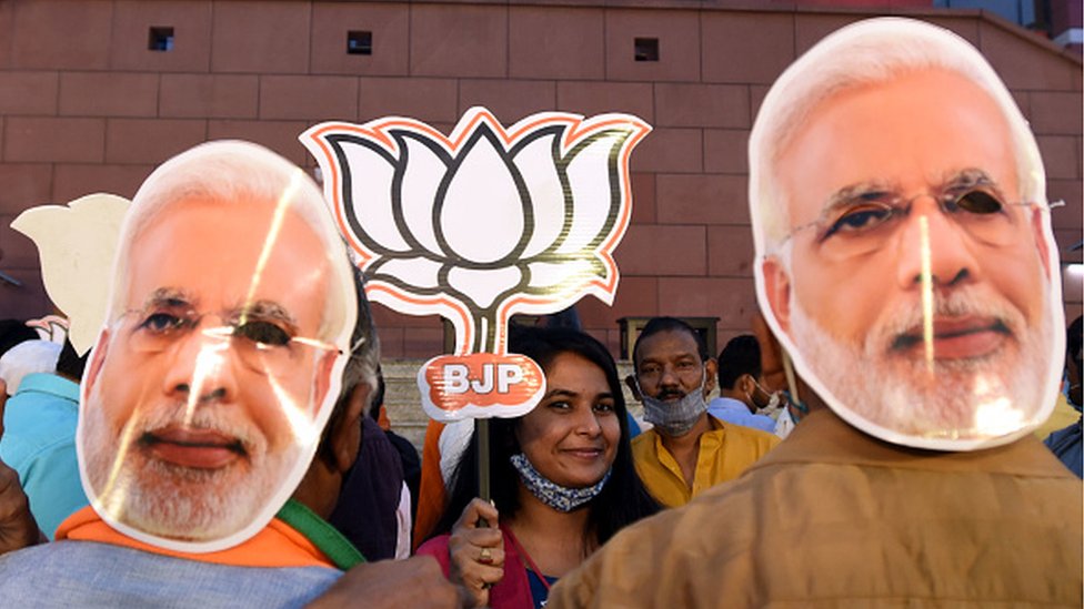Сторонник и активист BJP, празднующий победу BJP Leading, победил на выборах в ассамблею Бихара в штаб-квартире BJP в Дели 10 ноября 2020 года в Нью-Дели, Индия. NDA сохранило преимущество над Grand Alliance, возглавляемым RJD, поскольку подсчет в Бихаре медленно продвигался.