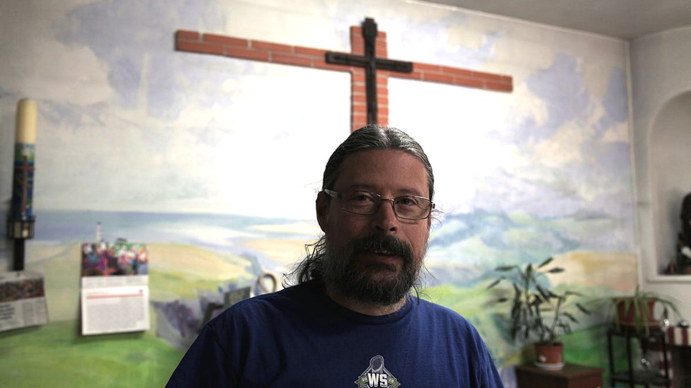 Agustín Rodríguez, aquí en el interior de la iglesia, es el párroco católico de La Cañada. (Foto: BBC Mundo/Enric Botella) Agustín Rodríguez (BBC Mundo/Enric Botella)