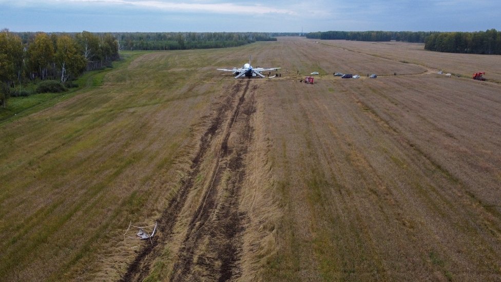 Avion Ural erlajnsa napravio brazde u polju prilikom sletanja