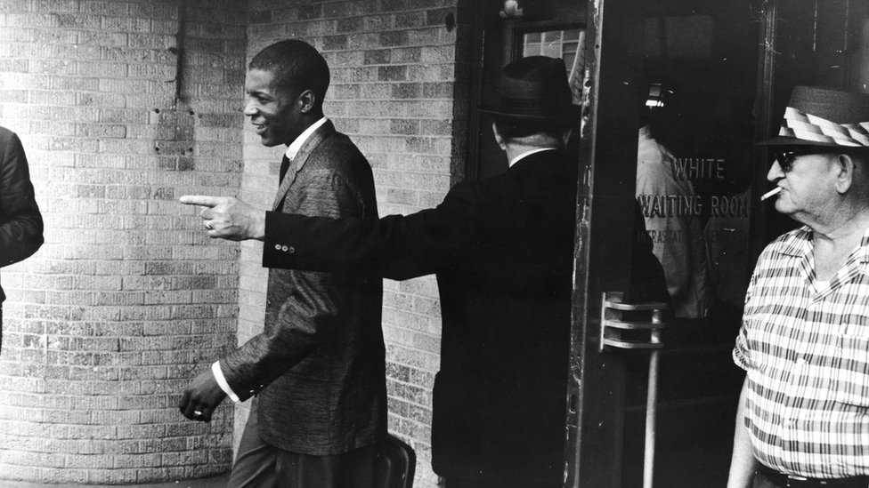 Молодому чернокожему «всаднику свободы» приказывают покинуть отдельный «белый» зал ожидания на автобусной станции в Джексоне, штат Миссисипи, 26 мая 1961 г.