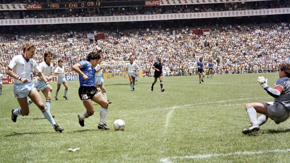 Hoy no se puede concebir una transmisión deportiva sin la repetición instantánea. Diego Armando Maradona