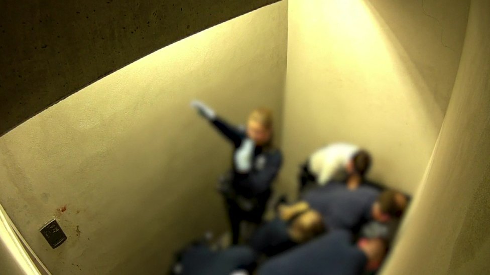 Кадр из камеры Йозефа Хованца, на котором офицер полиции салютует нацистами
