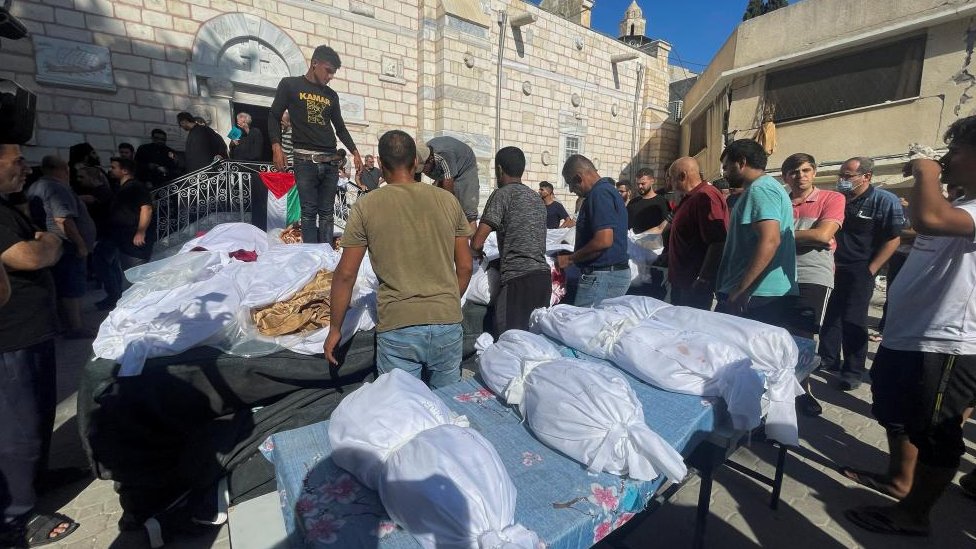人們參加為在以色列襲擊中喪生的巴勒斯坦人舉行的葬禮。以色列空襲造成加沙城希臘東正教聖波菲裏烏斯教堂遭破壞，並令多人死亡。