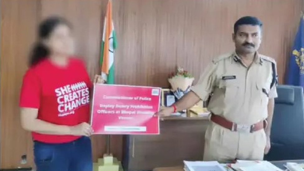 Gunjan Tiwari bersama komisioner polisi Bhopal Harinarayan Chari Mishra