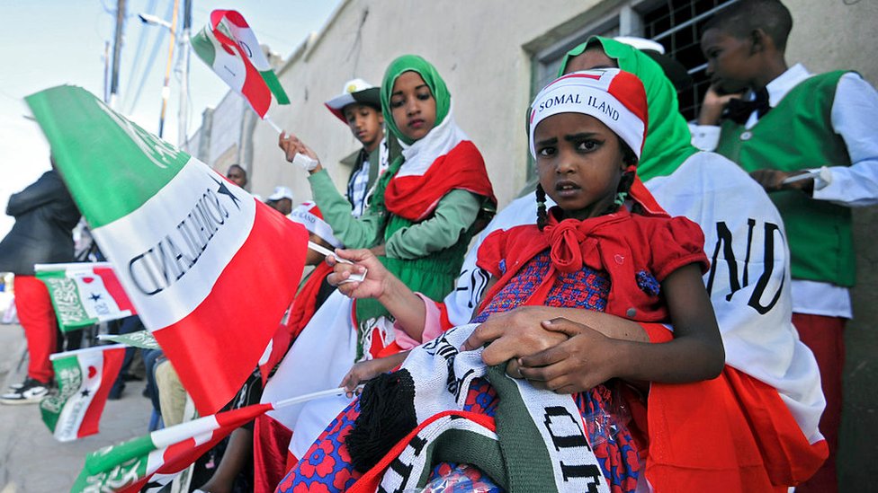 La gente en Somalilandia celebra el aniversario de la declaración de independencia de su país. Somalilandia