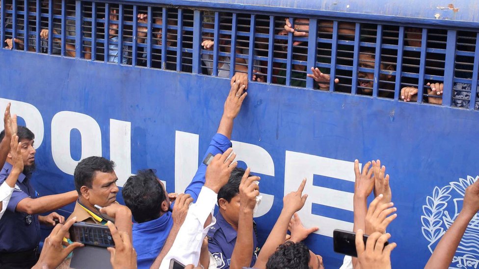 Обвиняемые видны в тюремном фургоне после того, как им был вынесен смертный приговор по делу об убийстве в Фени, Бангладеш