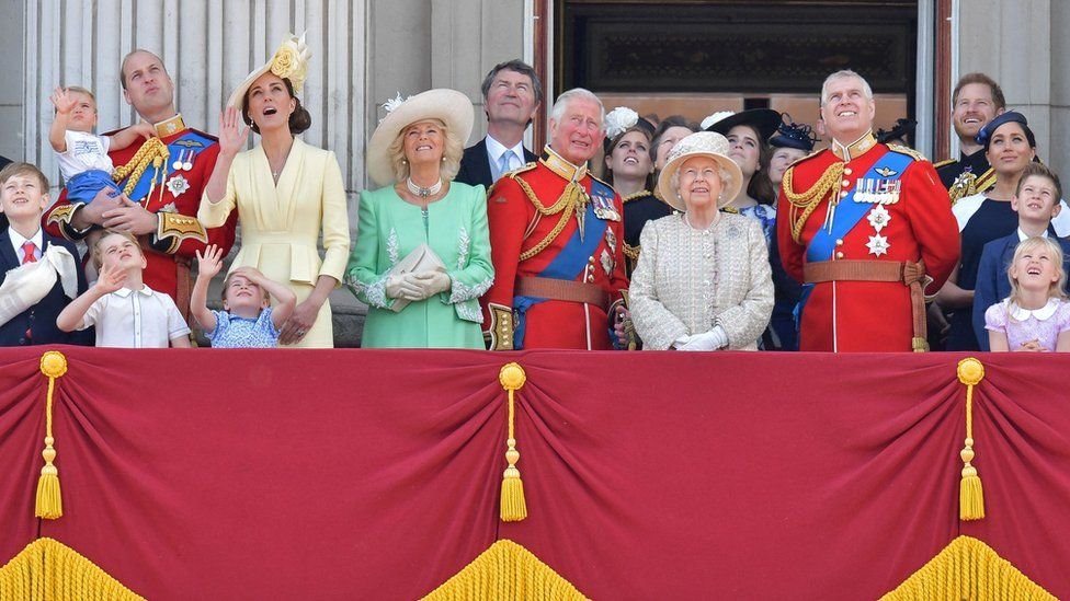 Kraliçe 2. Elizabeth Buckingham Sarayı balkonunda