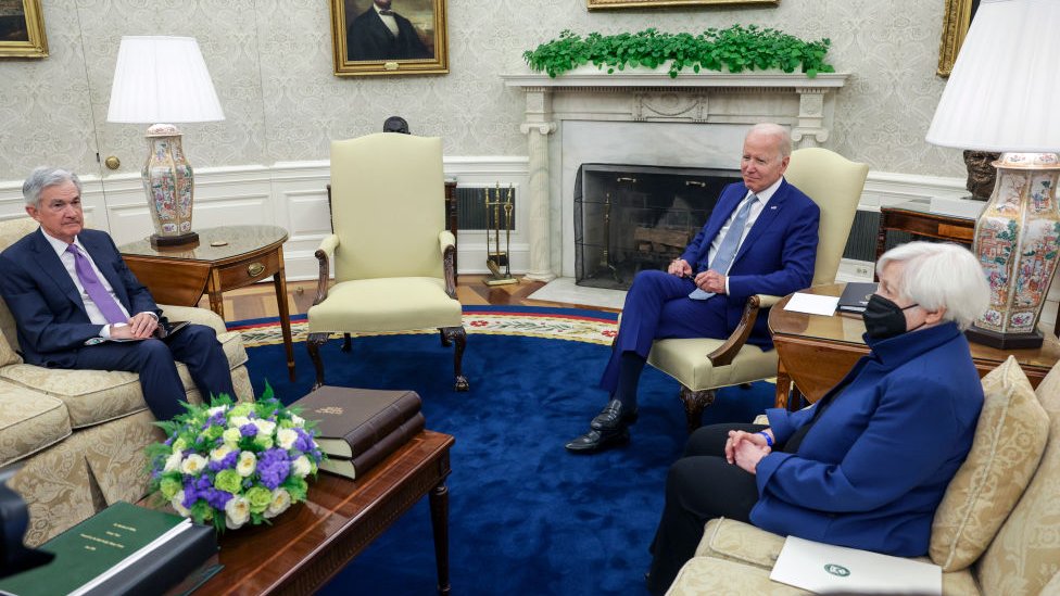 O presidente do Fed, Jeremy Powell (à esq.), em reunião com o presidente dos EUA, Joe Biden, e a secretária do Tesouro, Janet Yellen
