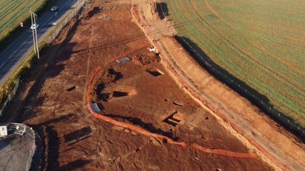 Upton-upon-Severn: Iron Age settlement found during roundabout works - BBC  News