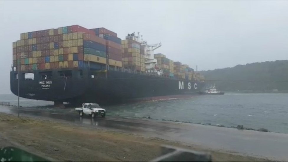Контейнеровоз блокирует вход в гавань в Дурбане, ЮАР, 10 октября 2017 г.