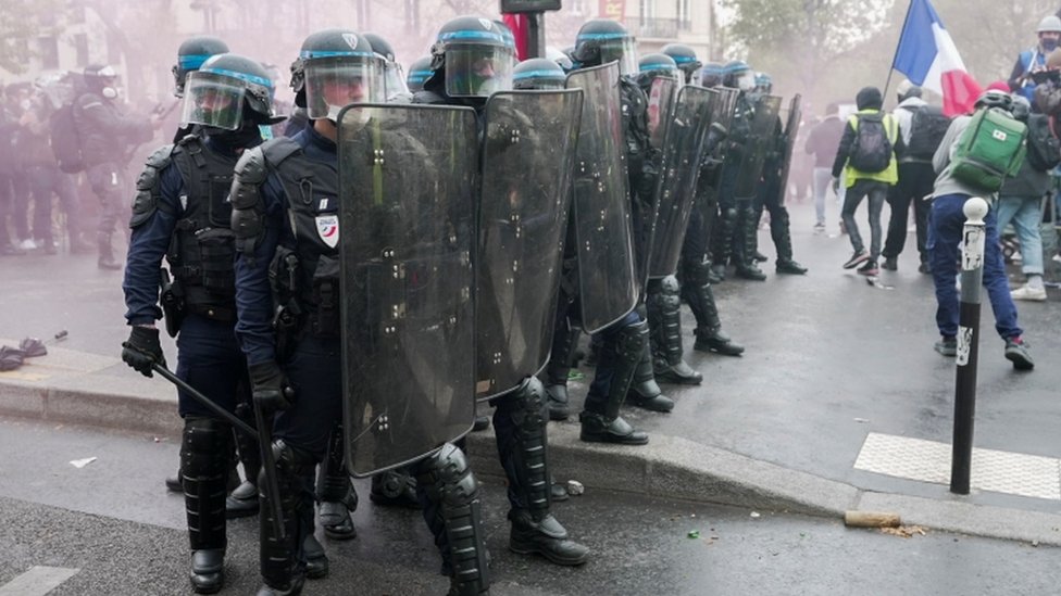 شرطة مكافحة الشغب الفرنسية أثناء الاشتباكات مع المتظاهرين في فرنسا