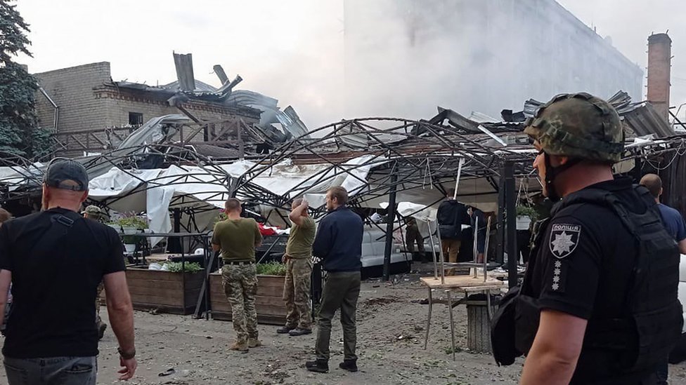 Kramatorsk: Russian missile strike hits restaurants in Ukrainian city