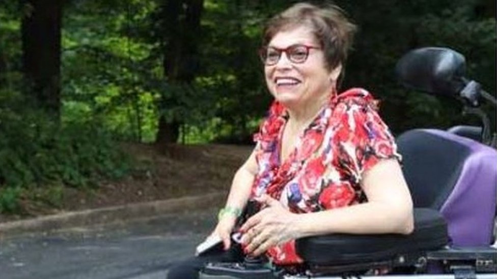 Judy di kursi roda