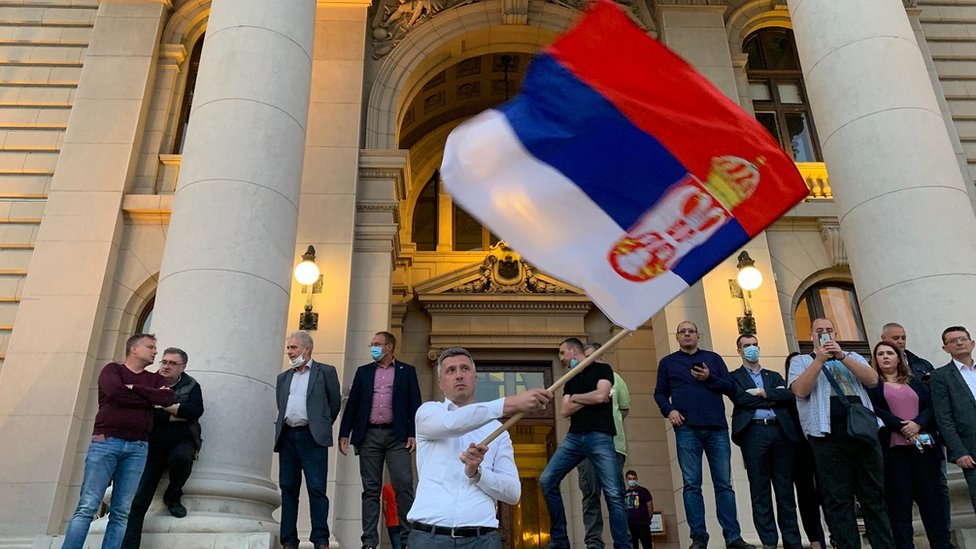 Između dve grupe raspoređeni su pripadnici policije i Žandarmerije, a saobraćaj u tom delu centra Beograda je zaustavljen.