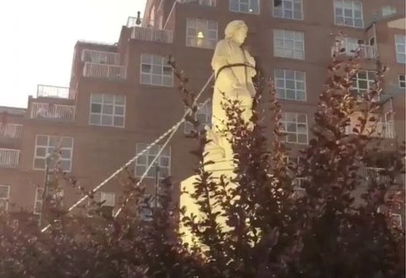 Протестующие сносят статую Христофора Колумба в Балтиморе (07.04.20)