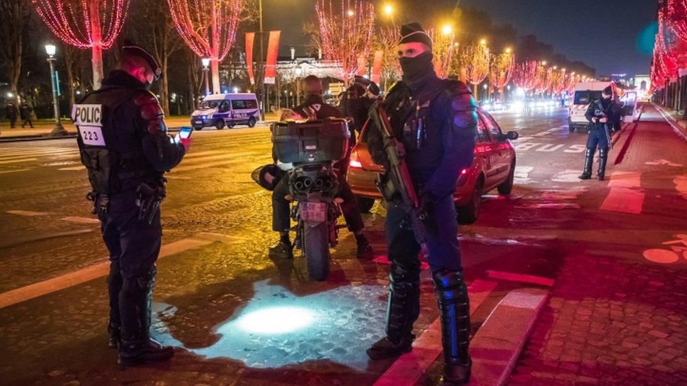 Французская полиция проверяет документы автомобилистов в центре Парижа
