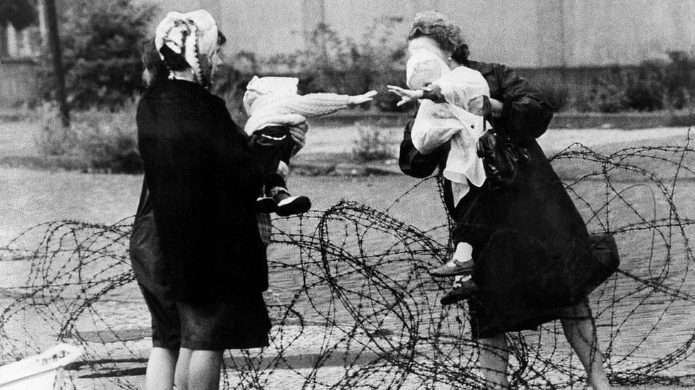 Madres separadas por los alambres que configuraron el primer muro de Berlín en agosto de 1961.