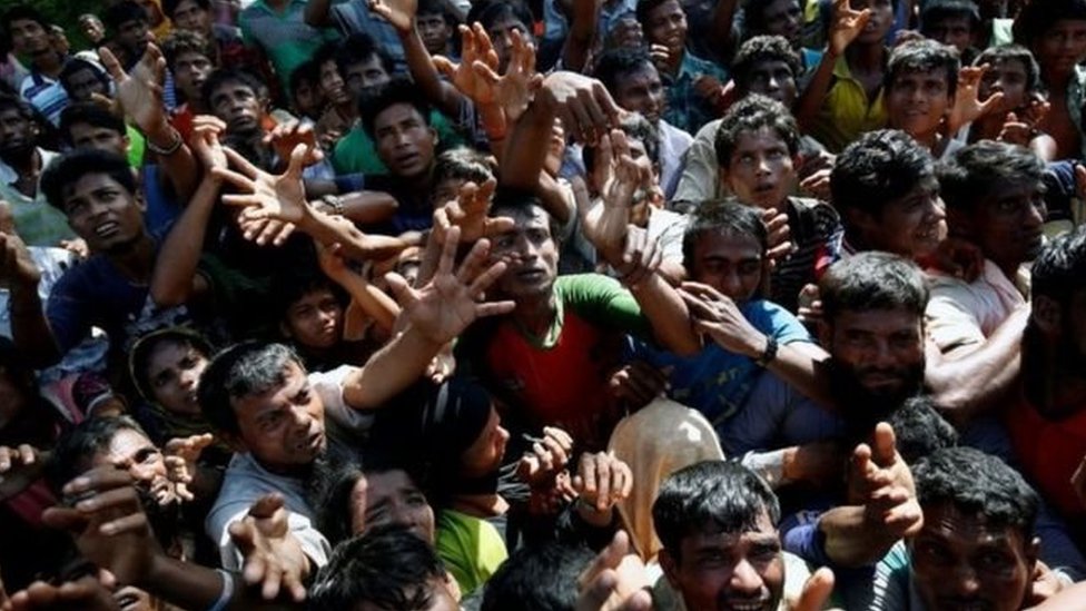Más de 400.000 rohingyas han huído hacia Bangladesh en busca de refugio. Rohingyas tratando de recibir ayuda