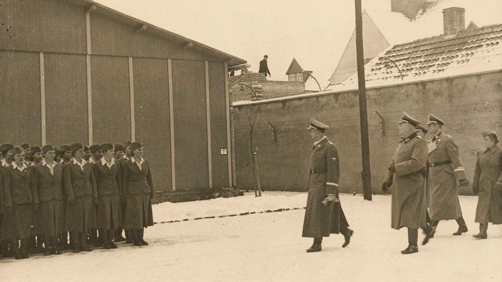 El jefe de las SS Heinrich Himmler visitó el campo de Ravensbrück en enero de 1941.