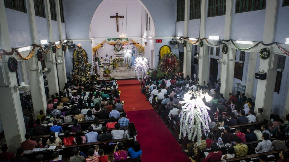 Христиане посещают мессу в сочельник в церкви Хати Кудус 24 декабря 2014 года в Банда Ачех