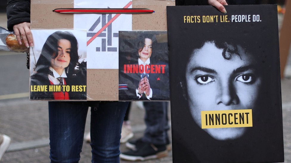 Fans de Michael Jackson en una protesta sobre la emisión del documental.