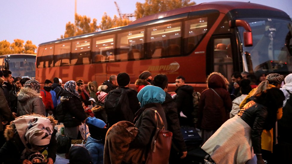 Беженцы и мигранты ждут посадки на автобусы, которые доставят их на материк после прибытия на пассажирском пароме с острова Лесбос в порт Пирей, 22 января 2020 г.
