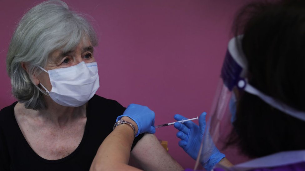 Una mujer mayor recibe la vacuna de AstraZeneca en Escocia