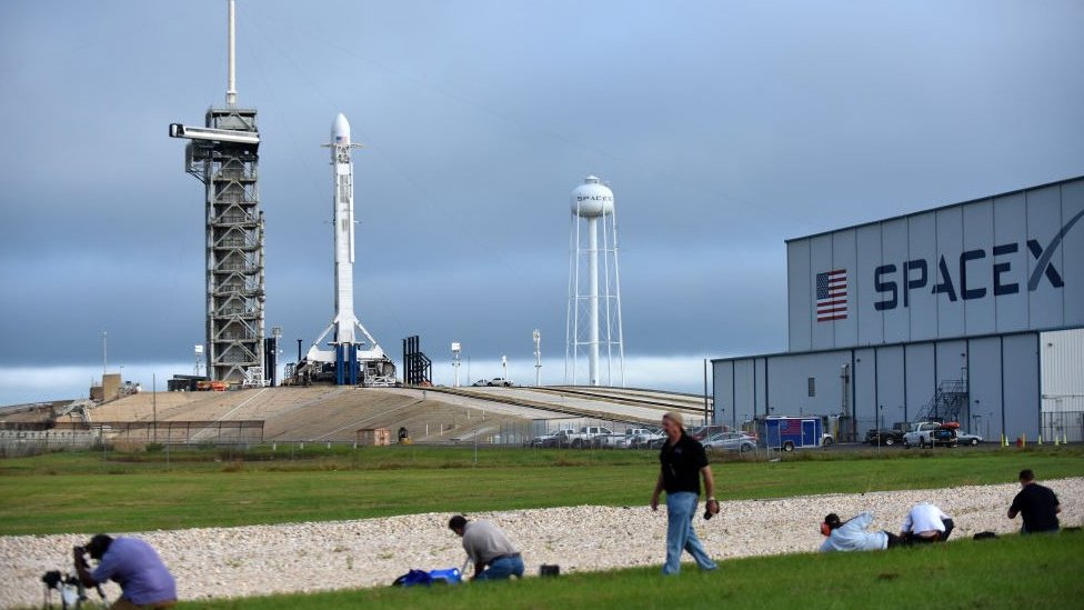 El cohete SpaceX Falcon 9 listo para lanzar el satélite de comunicaciones Es'hail-2 para Qatar el 15 de noviembre de 2018 en el Centro Espacial Kennedy en Florida, EE.UU.