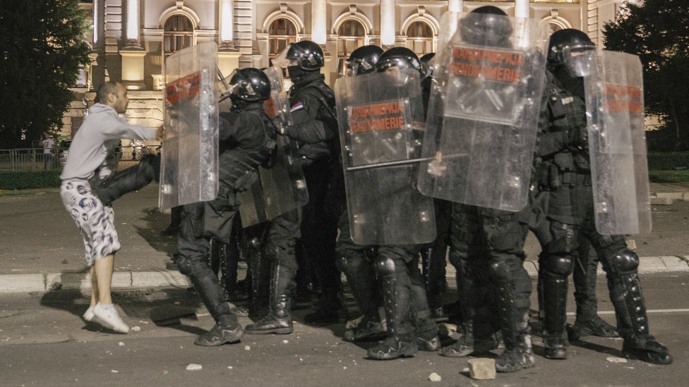 Tokom noći je bilo stalnih manjih sukoba demonstranata i policije