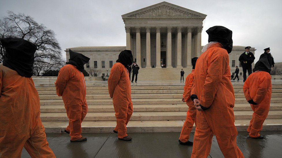 Los grupos defensores de derechos humanos han realizado innumerables protestas solicitando infructuosamente el cierre de Guantánamo.
