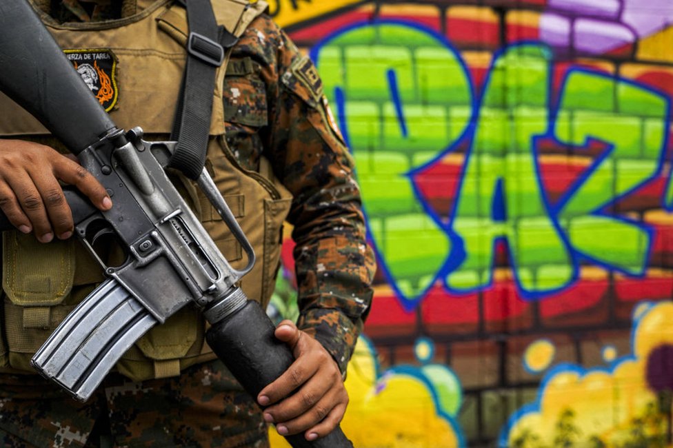 Un militar ante un grafiti que dice "Paz" en una zona con fuerte presencia de pandillas en El Salvador el 29 de marzo de 2022.