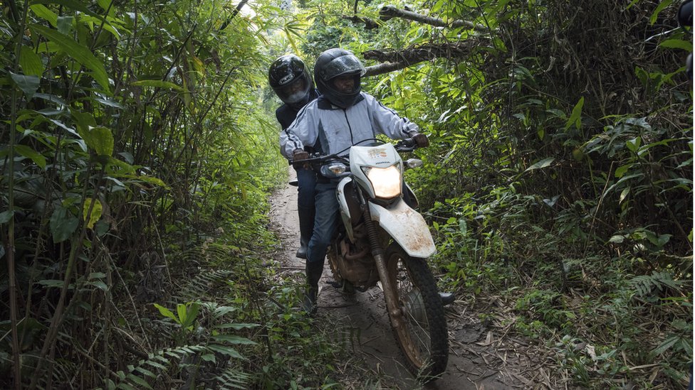 Медицинские посетители, путешествующие на мотоцикле через отдаленный район ДРК, для последующей встречи с контактным лицом