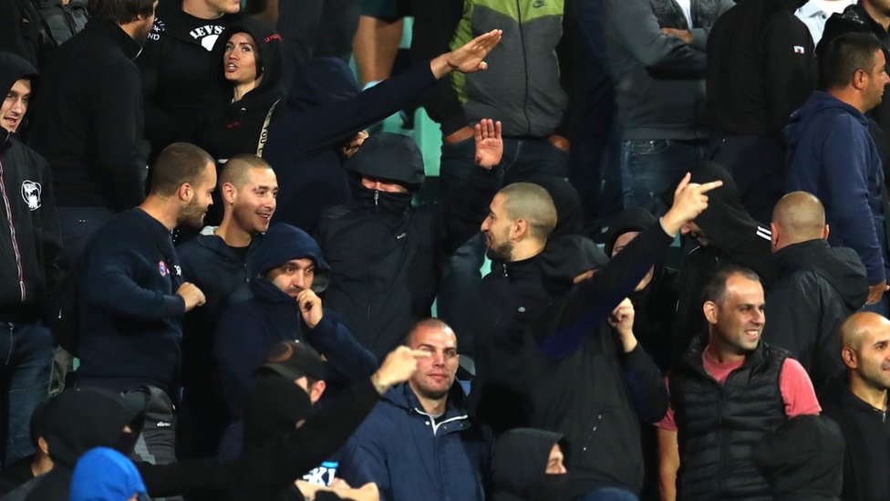 Болгарские болельщики салютуют нацистским во время матча против Англии