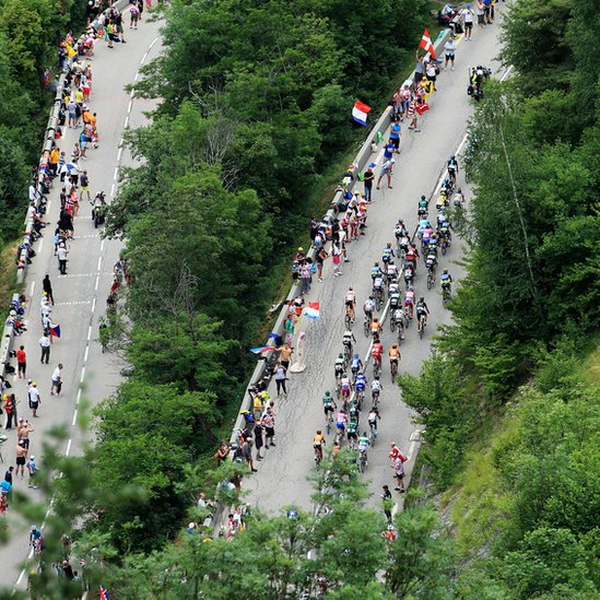El mito del Alpe D'Huez atrae tanto a los ciclistas profesionales como a ciento de miles de aficionados, muchos de los cuales intentan subirlo.