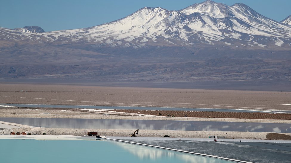 智利阿塔卡馬鹽沼一年生產約33,000公噸鋰，比中國兩個藏量最高的鋰礦加起來還要多。