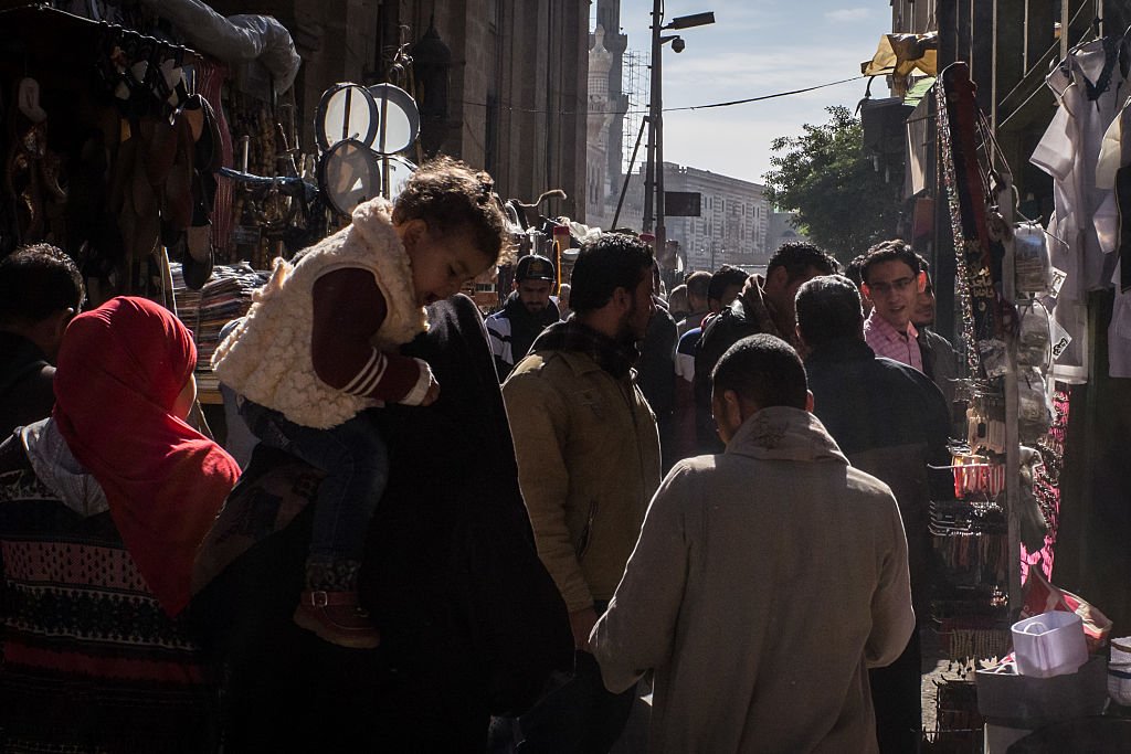 مصريون في أحد أسواق القاهرة