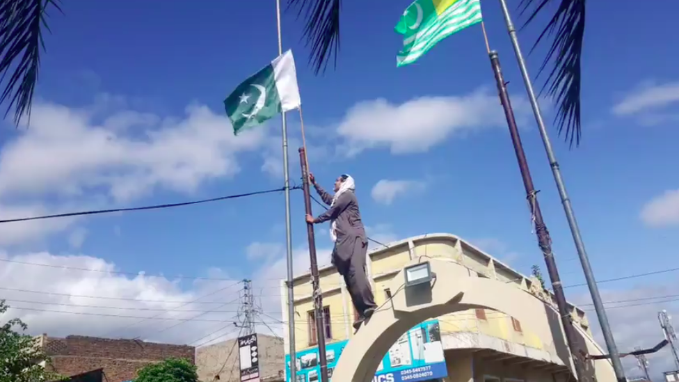 Танвир Ахмед Рафик изобразил снятие пакистанского флага, что привело к его аресту