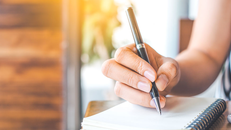 Muchas empresas en Francia usan grafólogos para analizar la escritura manuscrita de los candidatos. Mano de una joven con una lapicera escribiendo