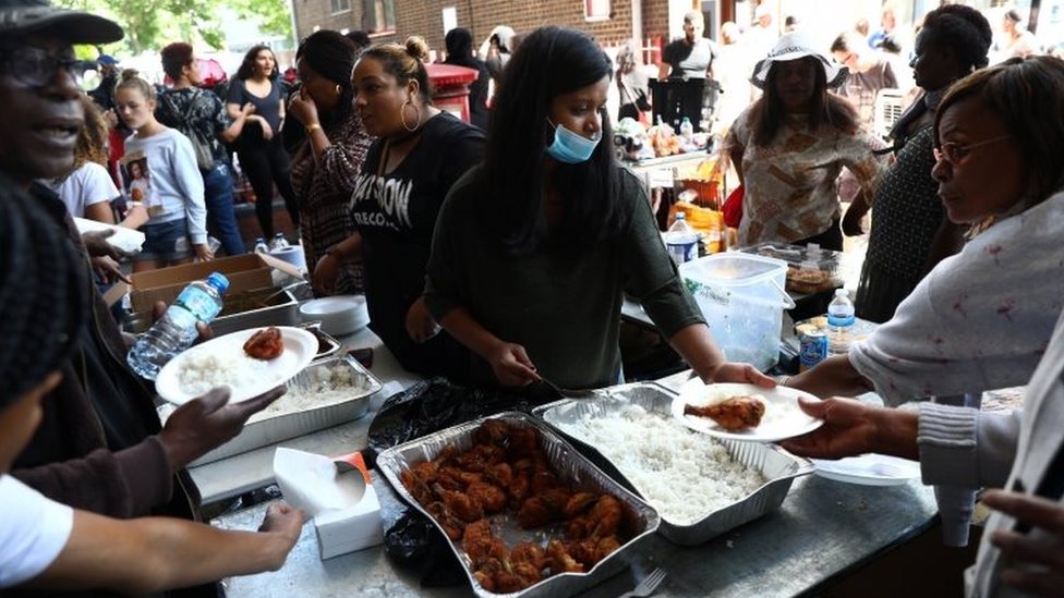 Algunos voluntarios han estado preparando alimentos para las decenas de familias que perdieron sus hogares en la Torre Grenfell. Voluntarios reparten comida