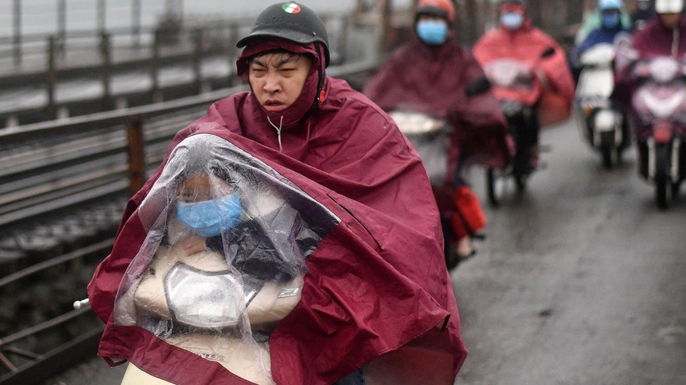Criança com adulto na China