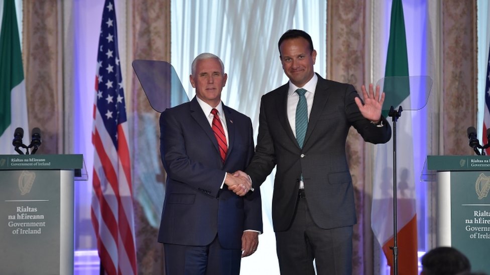 Вице-президент США Майк Пенс и премьер-министр Ирландии Лео Варадкар пожимают друг другу руки