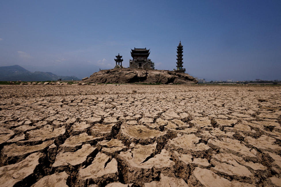 Una vista de pagodas en la isla Louxingdun durante una sequía regional en Lushan, provincia de Jiangxi, China el 24 de agosto de 2022.