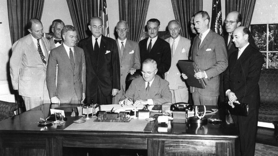 Президент Гарри Трумэн подписывает договор