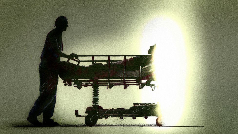 Ilustración de un profesional de la salud empujando la camilla de un paciente hacia un halo de luz, que representa la muerte