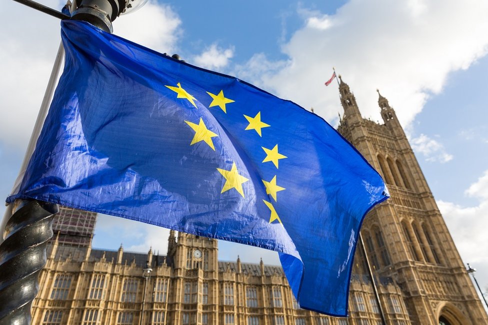 علم الاتحاد الأوروبي يرفرف أمام مجلس العموم
