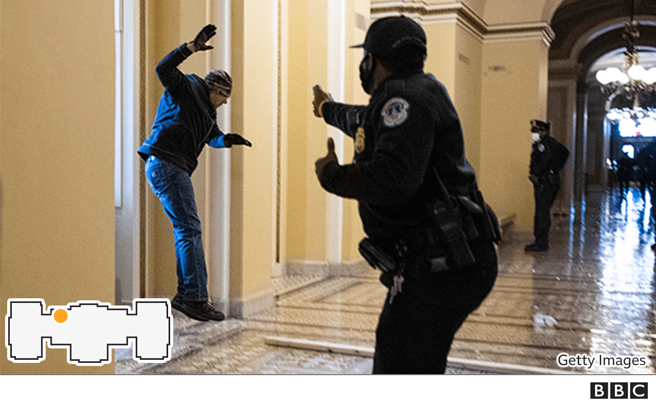 Policía del Capitolio enfrentando a un manifestante al interior del edificio.