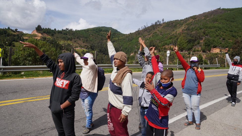 2 октября группа венесуэльских мигрантов пытается прицепиться к лифту за пределами Памплоны.